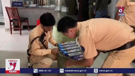 CSGT Bình Dương truy đuổi 3km bắt xe chở thuốc lá lậu