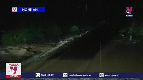 Sạt lở gây ách tắc Quốc lộ 7 Nghệ An 