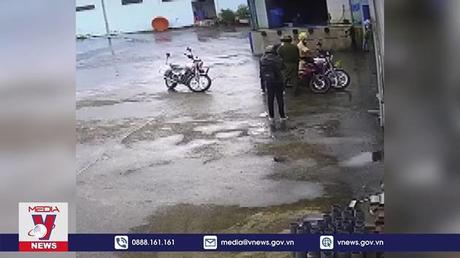 Sóc Trăng đình chỉ 4 cảnh sát có hành vi bạo lực