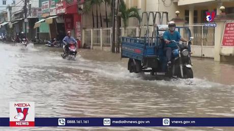 Triều cường gây ngập nhiều tuyến đường ở Vĩnh Long