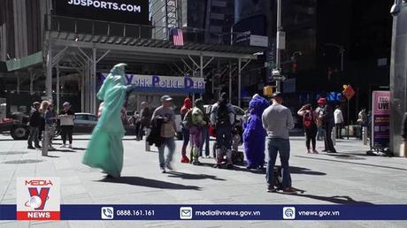 Du khách đến Mỹ “bóp” hầu bao vì USD tăng giá