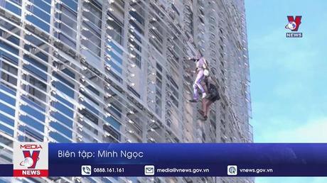 “Người nhện” Pháp cùng con trai chinh phục tòa nhà 144m