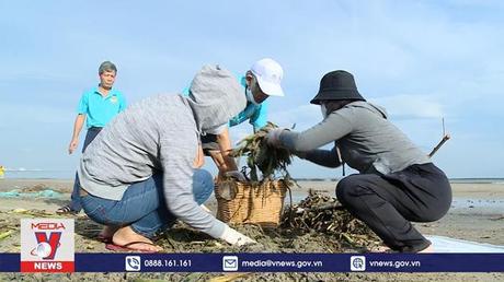 Chung tay dọn vệ sinh biển Đà Nẵng sau bão