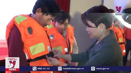 Tặng áo phao cứu sinh đa năng cho ngư dân Bình Thuận