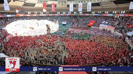 Độc đáo lễ hội xây tháp người ở Tây Ban Nha