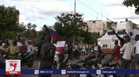 Tổng thống tạm quyền Burkina Faso đồng ý từ chức