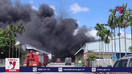 Lửa thiêu rụi hàng nghìn m2 nhà kho ở Hải Phòng