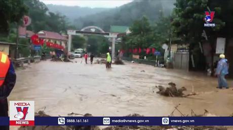 Nghệ An xuyên đêm dọn bùn đất tại huyện miền núi Kỳ Sơn 