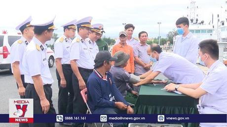 Đưa 4 ngư dân Bình Định trên tàu bị mắc cạn ở Trường Sa vào đất liền