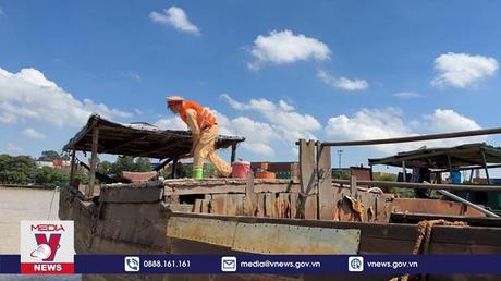 Bắt giữ phương tiện khai thác cát trái phép trên sông Đồng Nai