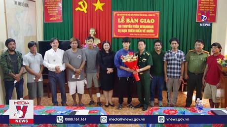 Bàn giao 8 ngư dân Myanmar bị nạn trên biển