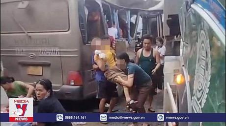 Xe chở công nhân va chạm xe tải, 24 người nhập viện