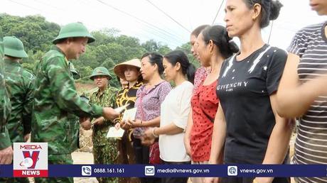 Bộ Tư lệnh BĐBP thăm, tặng quà nhân dân vùng lũ Nghệ An