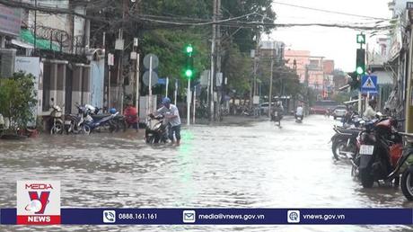 Triều cường gây ngập nhiều nơi tại Vĩnh Long