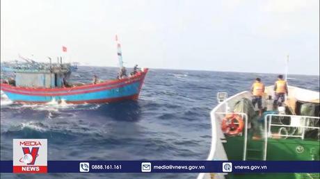 Vùng 3 Hải quân cứu hộ tàu cá trên biển