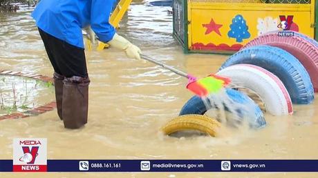 Hà Tĩnh khắc phục hậu quả mưa, đón học sinh đến trường 