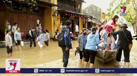 Hội An lụt sâu trong nước lũ