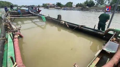 Bắt giữ 3 sà lan khai thác cát lậu tại Cần Giờ