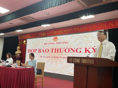 Bị 'truy' về trách nhiệm quản lý xăng dầu trong họp báo thường kỳ, Bộ Công Thương nói gì?