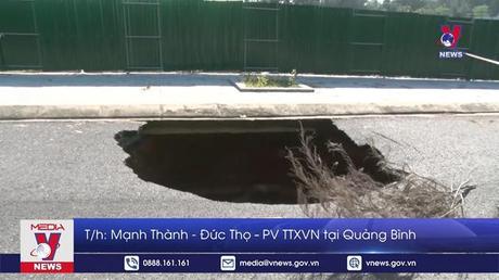 Quảng Bình xuất hiện hố sụt lớn trên tuyến đường ven biển