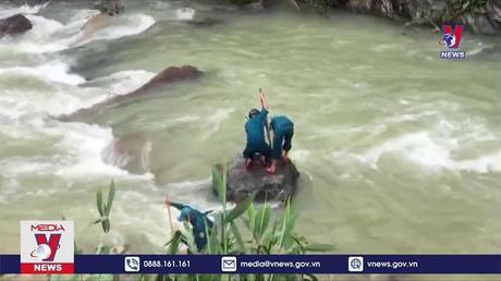 Đưa máy bơm hút nước khu vực hầm Tổ máy phát điện Thuỷ điện Kà Tinh 1