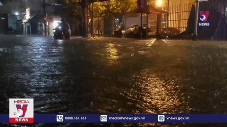 Mưa lớn gây ngập sâu nhiều tuyến đường ở miền Trung 