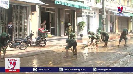Khẩn trương dọn dẹp các tuyến đường ở TP Huế sau khi lũ rút