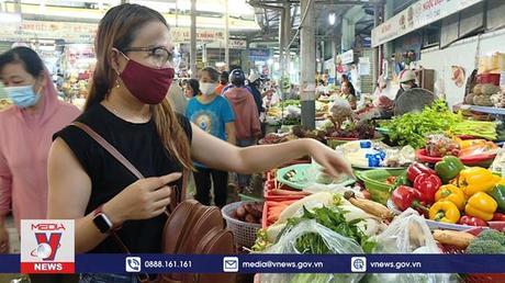 Rau xanh tại Đà Nẵng tăng giá  sau mưa lũ