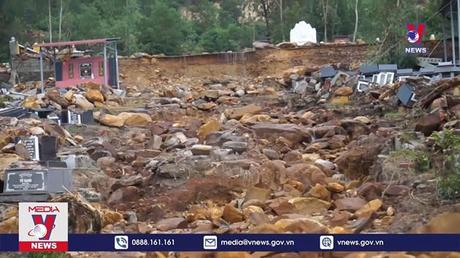 Nhiều ngôi mộ bị đất đá vùi lấp do mưa lũ