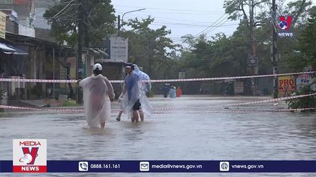 Ngập lụt vẫn tiếp diễn ở miền Trung