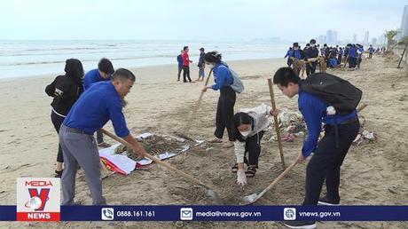 Ra quân vệ sinh sau mưa bão