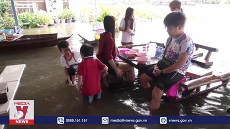 Độc đáo quán mì “nổi” giữa nước lụt ở Thái Lan