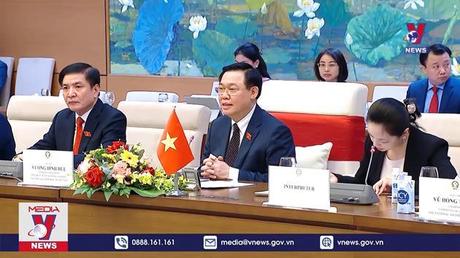 Chủ tịch Quốc hội hội kiến Tổng thống Singapore 