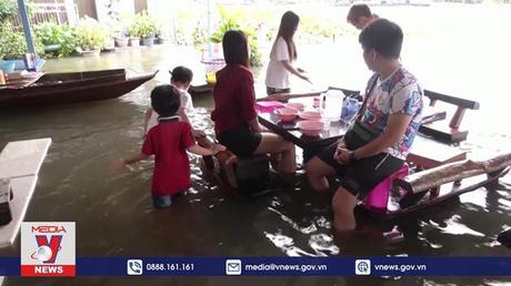 Quán mỳ hút thực khách “nhờ” lũ