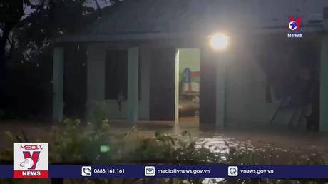 Công an Thừa Thiên – Huế hỗ trợ người dân vệ sinh đường phố sau lũ 