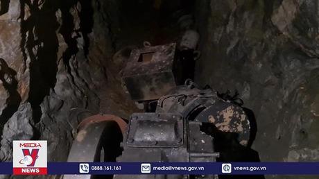 Tiêu hủy lán trại của các đối tượng đào, đãi vàng trái phép