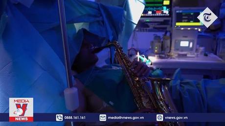Chơi saxophone trong khi phẫu thuật não