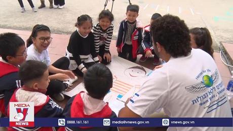 Tình nguyện viên Israel dạy học cho trẻ em Lào Cai