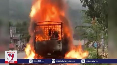 Xe tải chở hàng từ thiện cháy trên quốc lộ 20