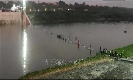 Sập cầu treo ở Ấn Độ, hàng trăm người rơi xuống sông