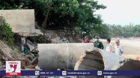 Triều cường, sóng lớn xâm thực bờ biển Phú Yên