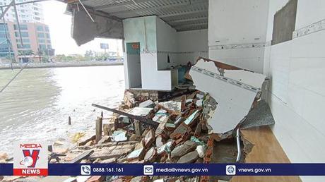 Sóng lớn đánh nứt tường, sập nhà người dân Nha Trang