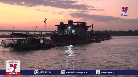 Hà Nam phát hiện 3 tàu khai thác cát trái phép  