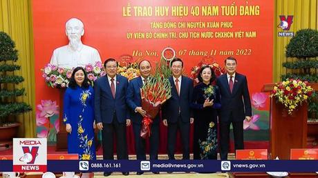 Trao Huy hiệu 40 năm tuổi Đảng tặng Chủ tịch nước Nguyễn Xuân Phúc