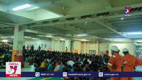 Tàu cứu hộ Việt Nam đưa hơn 300 người Sri Lanka gặp nạn vào bờ