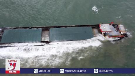 Quảng Trị hỗ trợ tàu chở cát cùng 9 thuyền viên bị mắc cạn