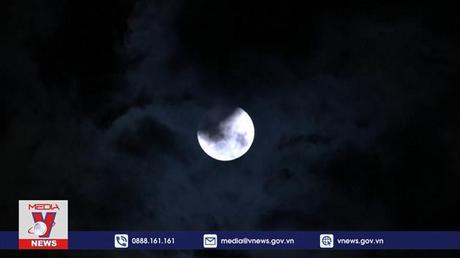 Ngắm nguyệt thực toàn phần trên cầu cảng Sydney