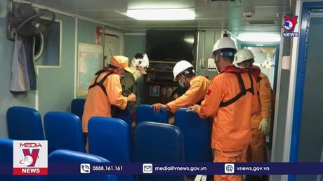 Kịp thời đưa 2 thuyền viên người Philippines gặp nạn vào bờ cấp cứu

