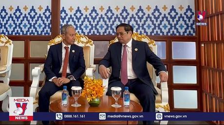 Thủ tướng gặp gỡ bên lề Hội nghị cấp cao ASEAN 