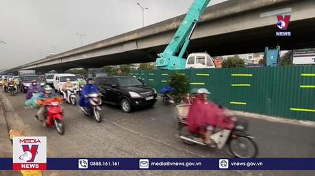 Rào chắn thi công mọc lên gây bất cập nhiều tuyến đường ở Hà Nội